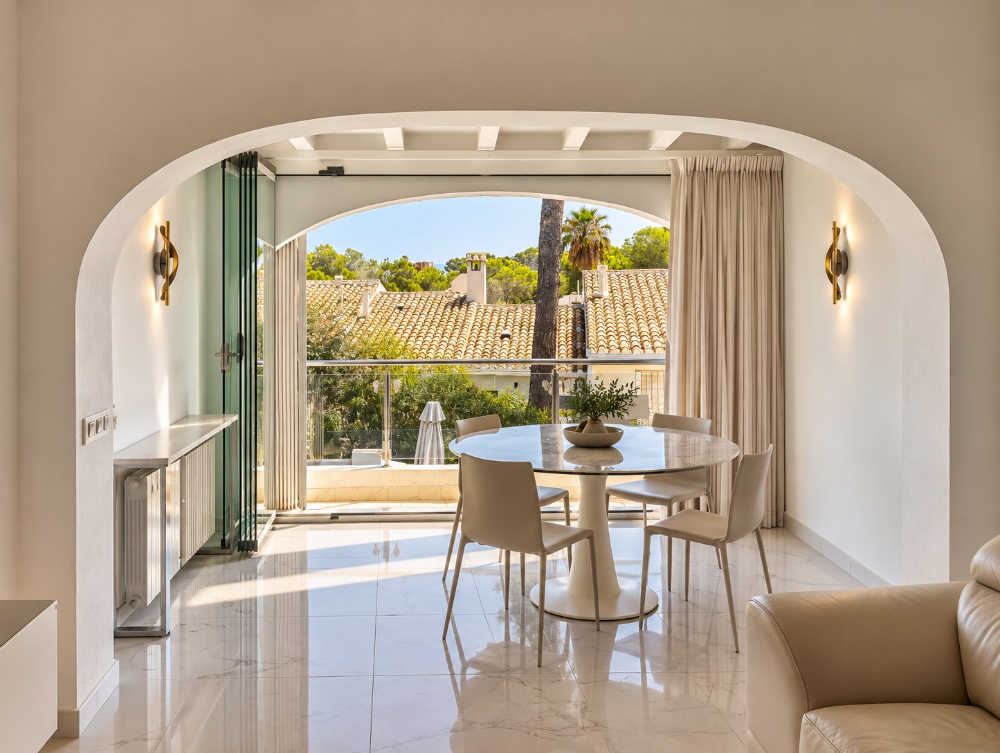 Arche ouverte sur la terrasse : séjour livré, meublé et habité.