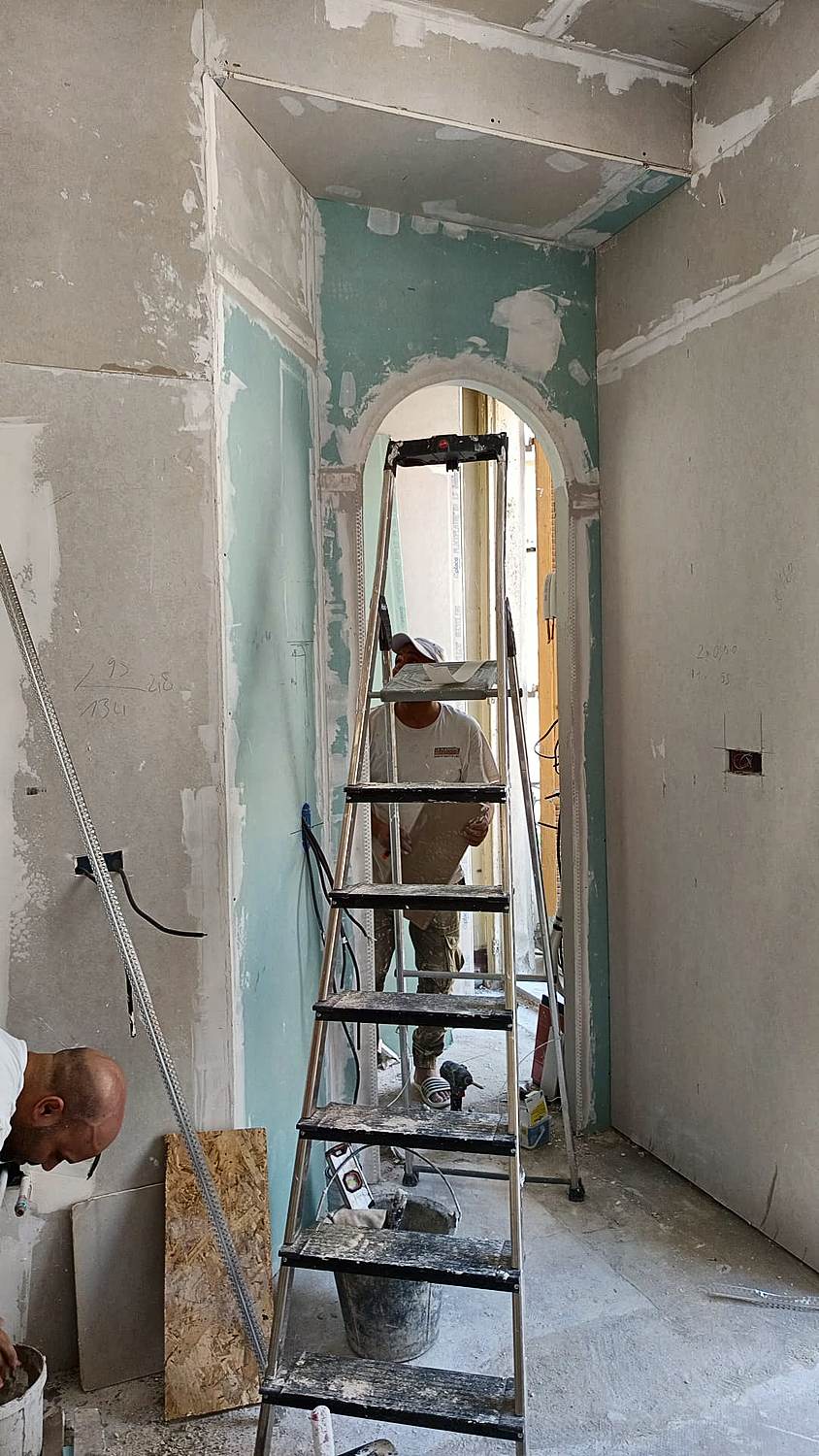 L'arche cintrée d'origine refaite sur cintre bois, courbe relevée sur l'existant.