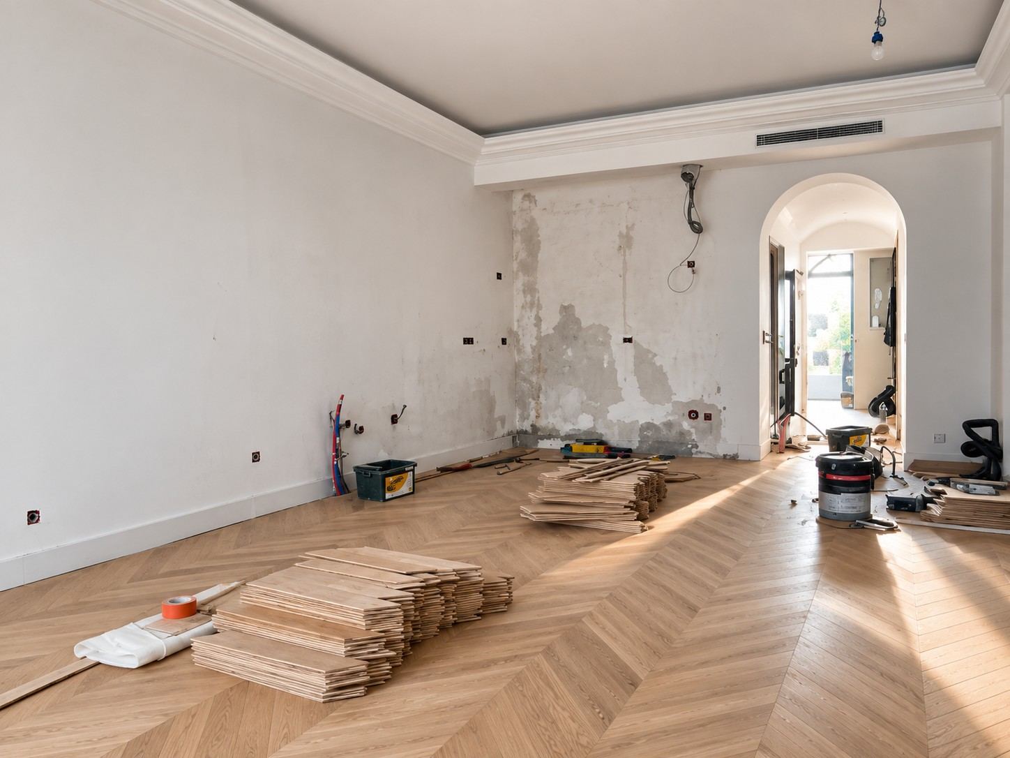 Chêne en point de Hongrie, pointes alignées sur l'axe de l'enfilade. Le calepinage se décide avant la première lame.