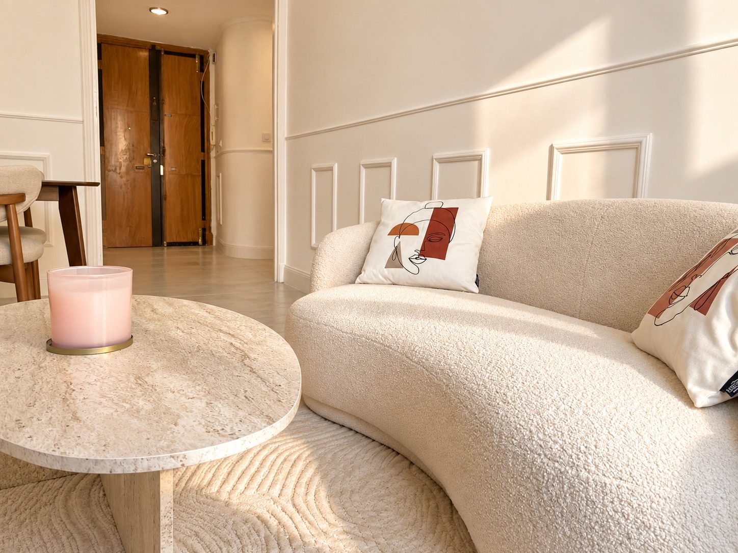 La stessa pietra dell'ingresso, posata in continuità, e la boiserie che gira fino alla porta d'ingresso in rovere.