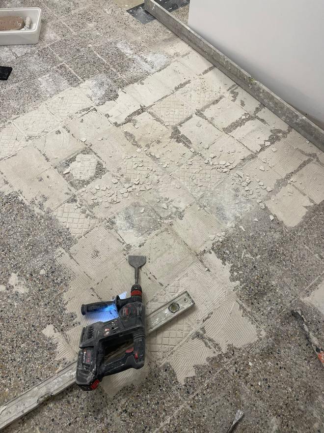 Depose de l ancien carrelage au burineur