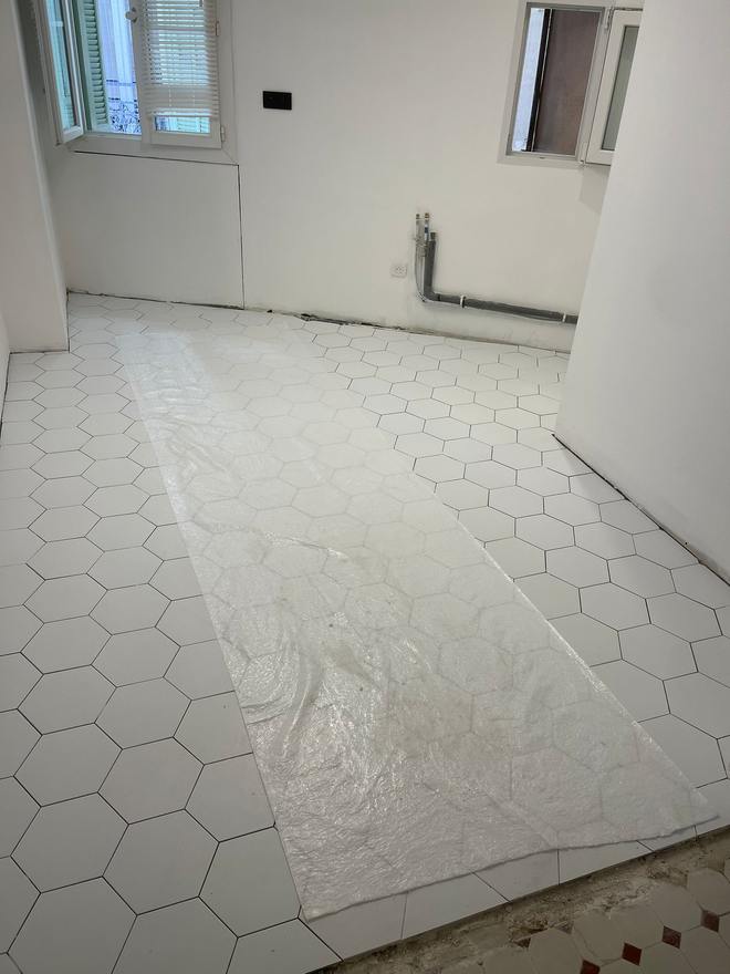 Sol en tomettes hexagonales termine