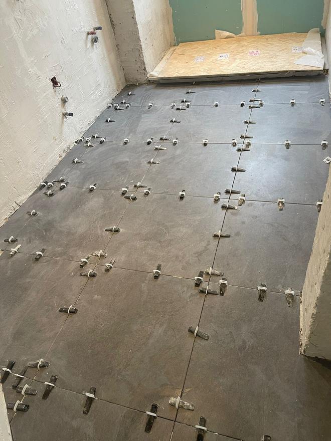 Pose de carrelage gres cerame grand format avec systeme de nivellement