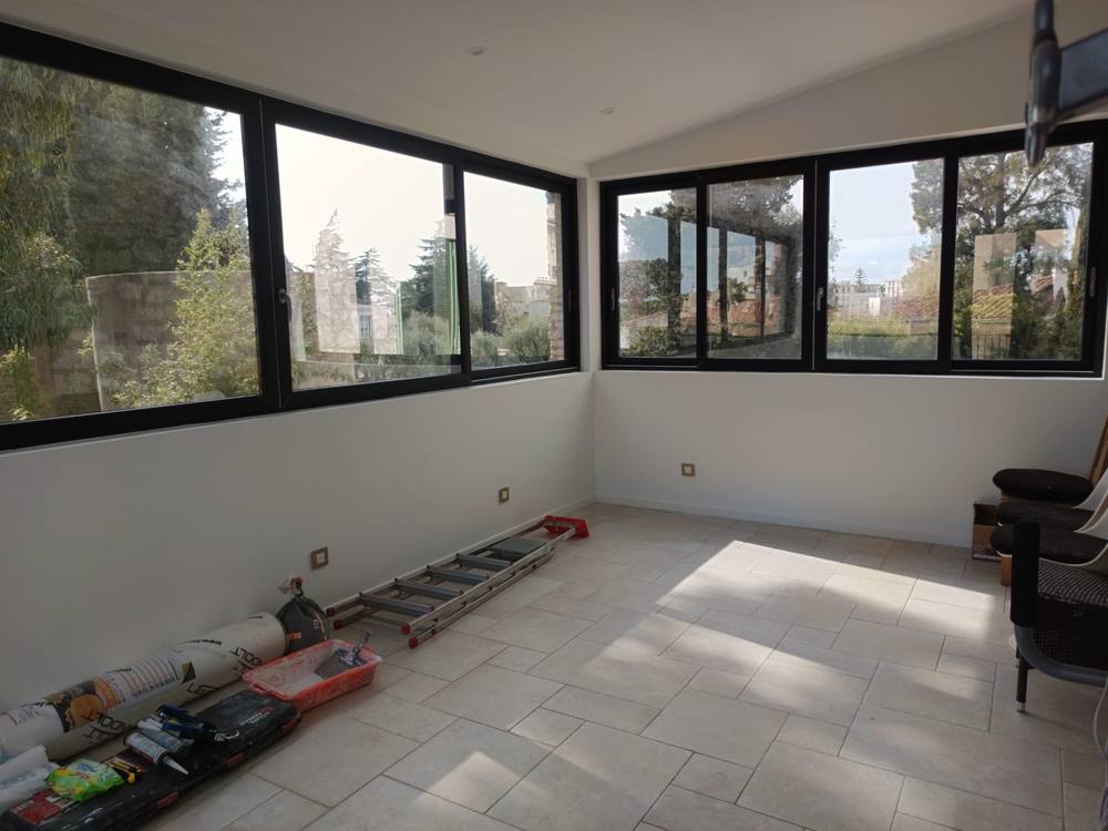 Baies vitrees toute hauteur a l interieur de l extension