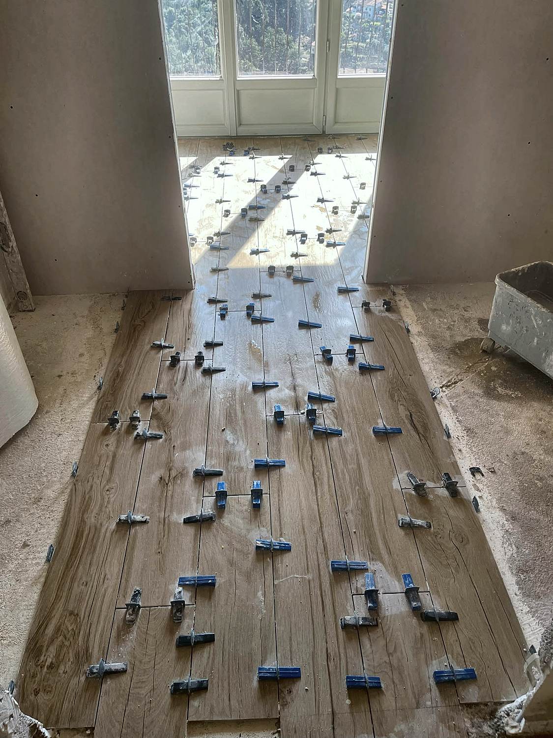 Pose à coupe décalée, alignée sur la lumière de la porte-fenêtre.